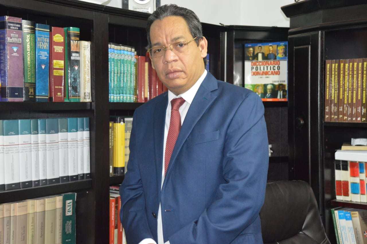 Enlace con Iglesias: “No hay plan oficial para sacar la Biblia de los símbolos patrios”