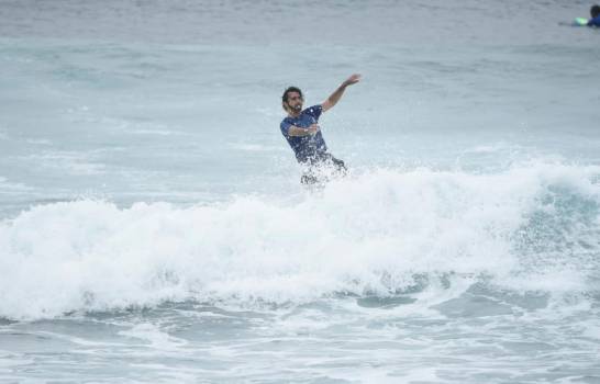 Detienen surfistas en Güibia por violar alerta roja ante tormenta Isaías
