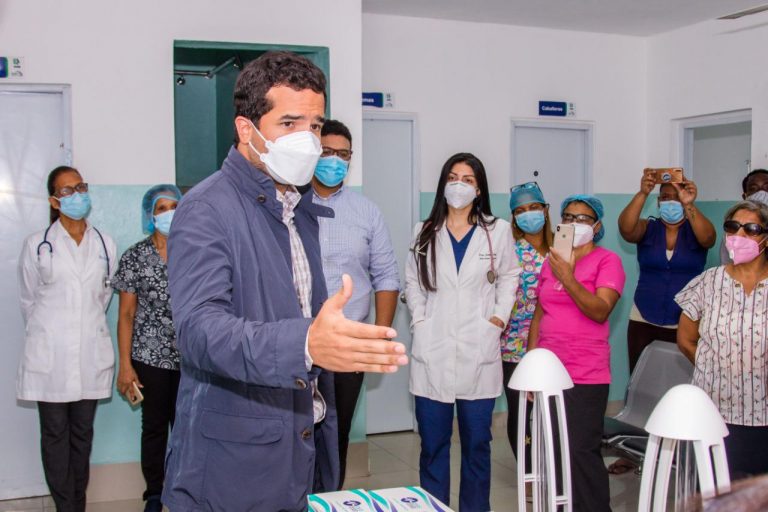 Omar Fernández inicia jornada de entrega de insumos médicos anti covid-19