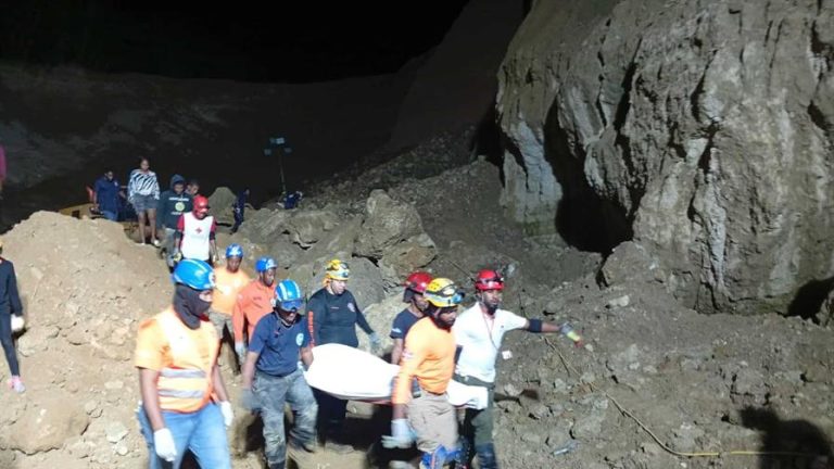 Tras 12 horas, recuperan cadáver de trabajador sepultado tras derrumbe de mina en Nigua