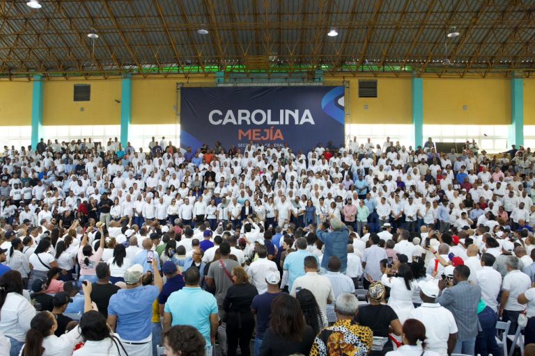 Carolina reafirma fortaleza con masivo acto de apoyo mientras rinde cuentas como secretaria general