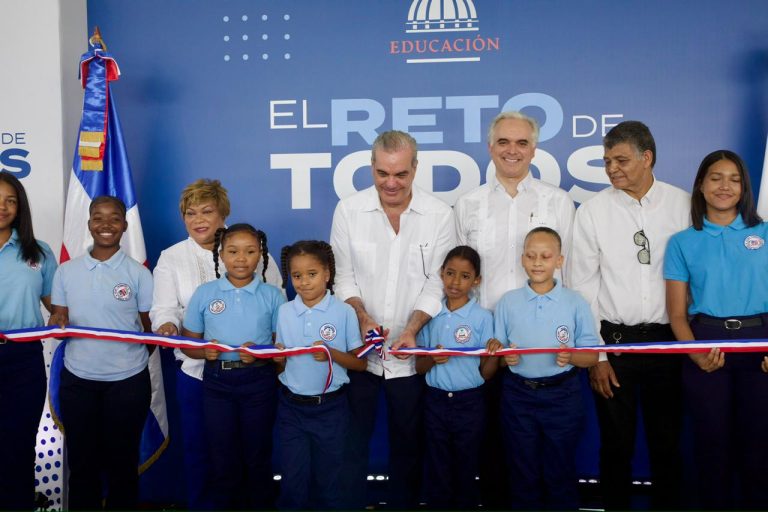 Presidente Abinader inaugura dos modernos techados escolares, uno en el Ensanche La Fe y otro en Las Palmas de Herrera, para fortalecer el deporte y la formación de cientos de estudiantes de ambos sectores