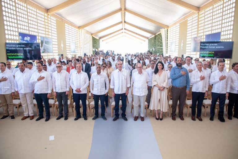 Presidente Abinader inaugura central Esperanza Renovable de EGE Haina, pionera en inyección híbrida de energía eólica y solar al Sistema Eléctrico Nacional Interconectado