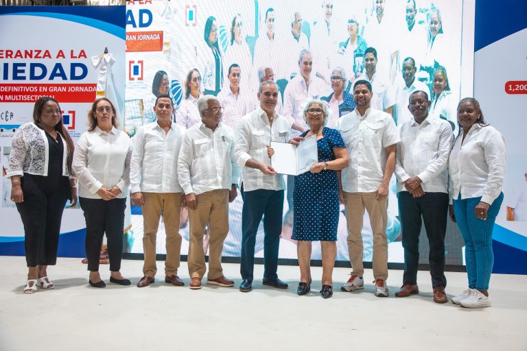 Presidente Abinader entrega en Haina 1,279 títulos de propiedad y  beneficia 6,385 personas