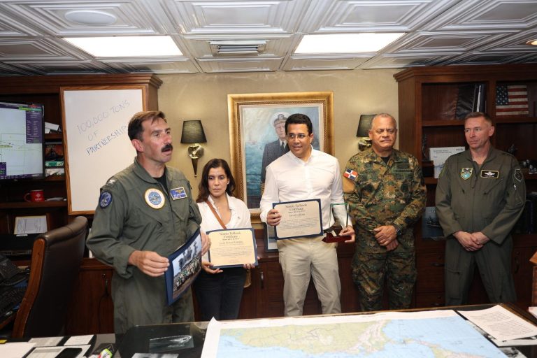 República Dominicana y Estados Unidos fortalecen cooperación bilateral durante visita al portaaviones USS Nimitz